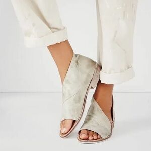 Free People Mont Blanc Sandals in Dove Grey
